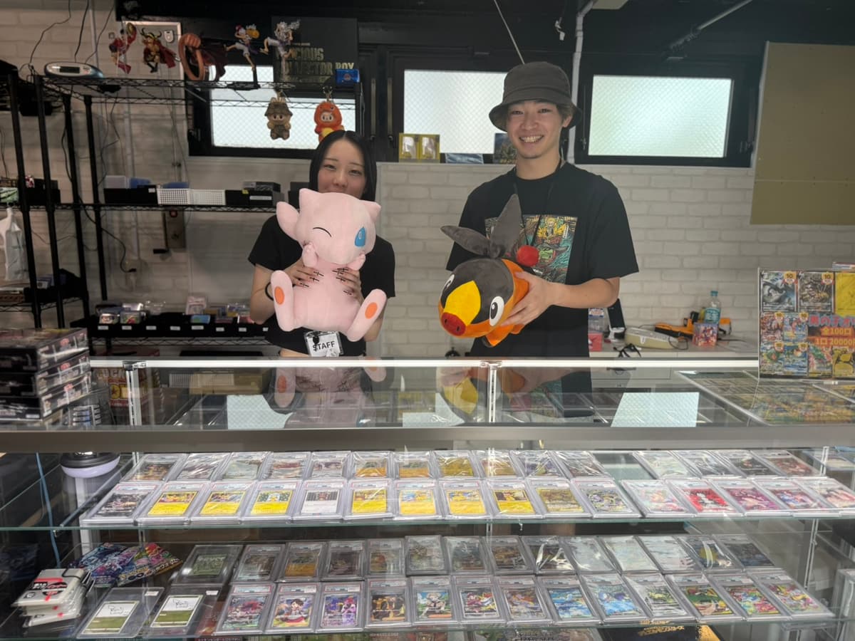 ジャングルトレカのスタッフとポケモンのぬいぐるみ