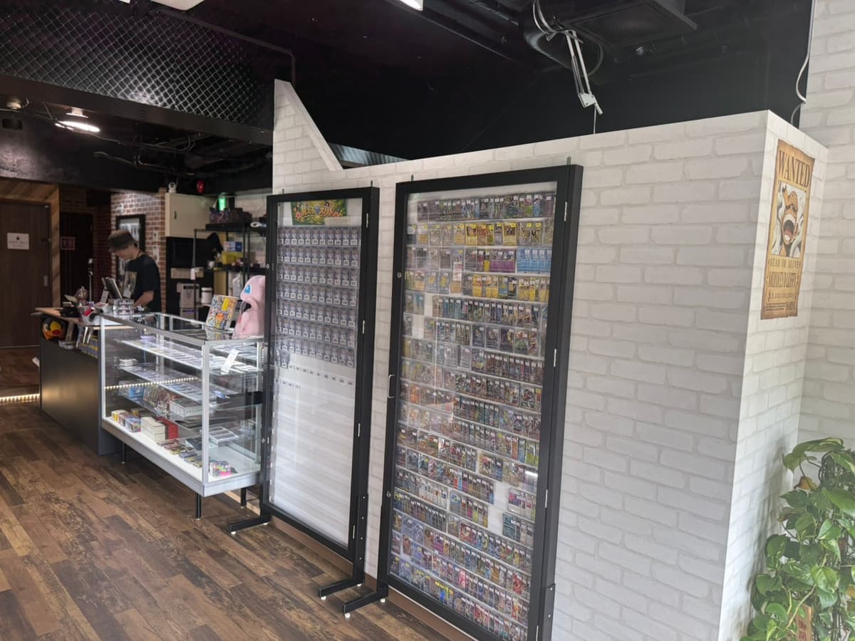 鑑定カードのディスプレイ壁